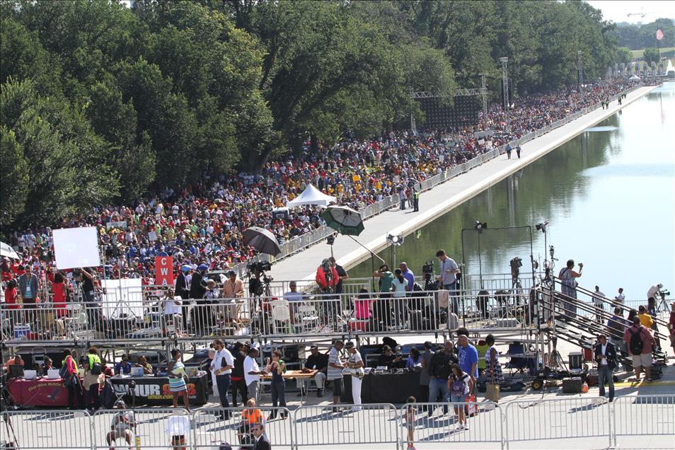 Onbinlerce Amerikalı, King'in hayalini ayakta tutmak için yürüdü