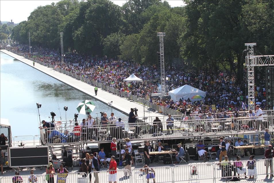 Onbinlerce Amerikalı, King'in hayalini ayakta tutmak için yürüdü