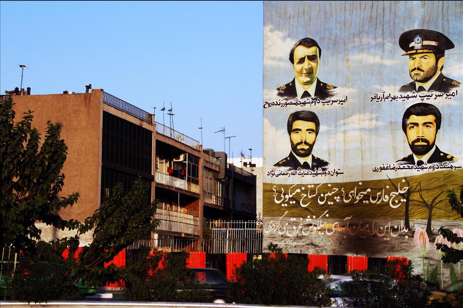 Tahran’da binaların duvarlarını İran–Irak savaşında şehit olan askerlerin resimleri süslüyor
