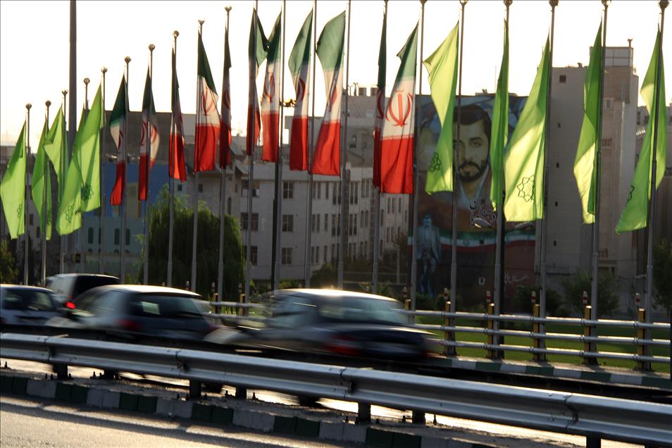 Tahran’da binaların duvarlarını İran–Irak savaşında şehit olan askerlerin resimleri süslüyor