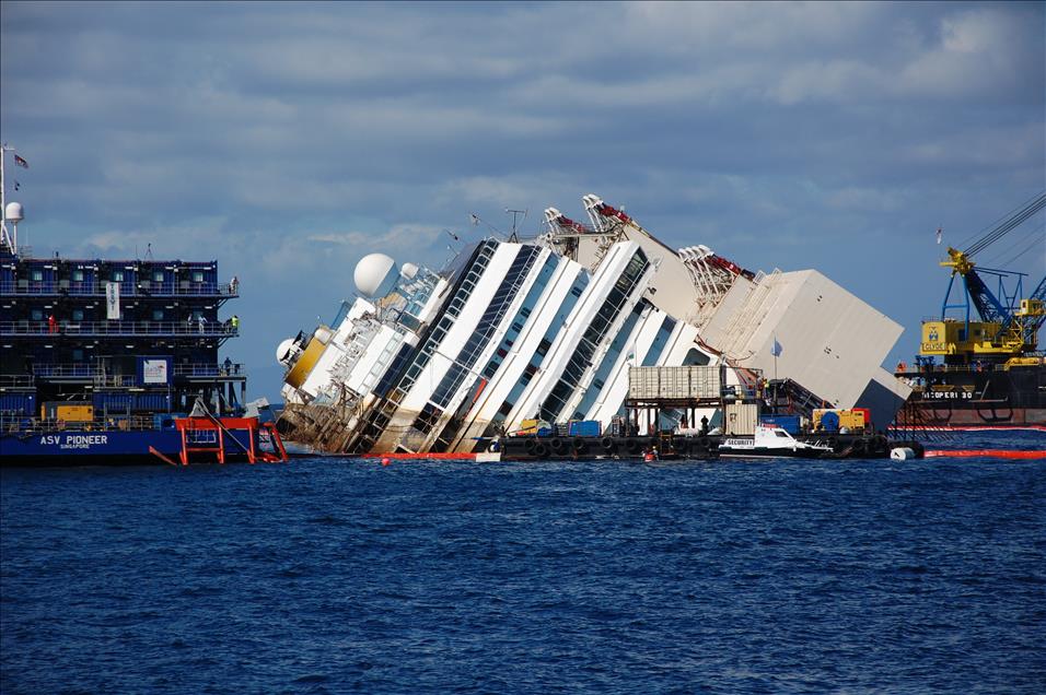 Costa Concordia su yüzeyine çıkmaya başladı