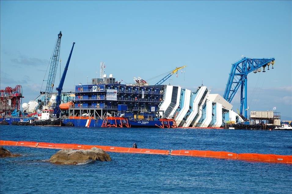 Costa Concordia su yüzeyine çıkmaya başladı