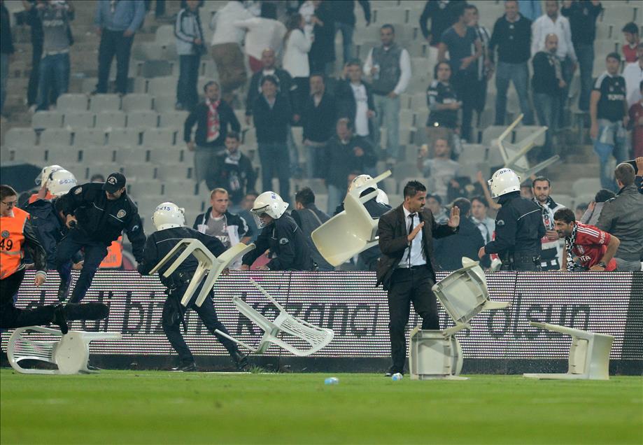 Derbi maçta olay çıktı