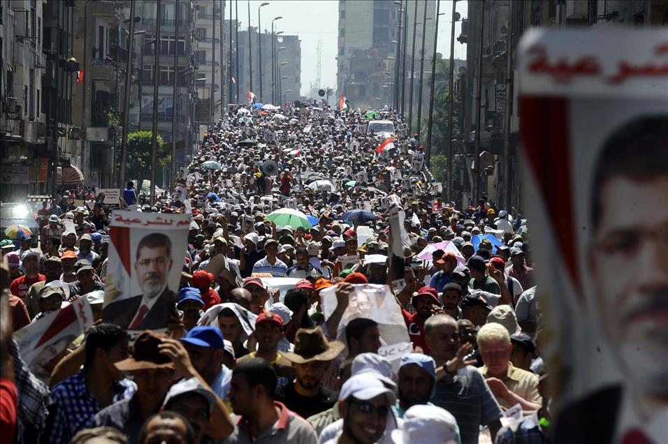 Mısır'da ordunun demokrasi yanlılarına ateş açması