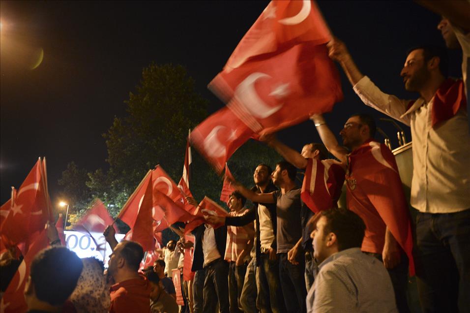 İstanbul'da Mursi'ye destek gösterisi