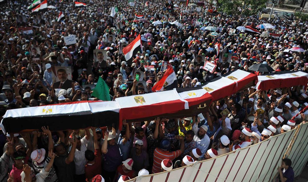 Mısır'da ordunun yönetime el koyması