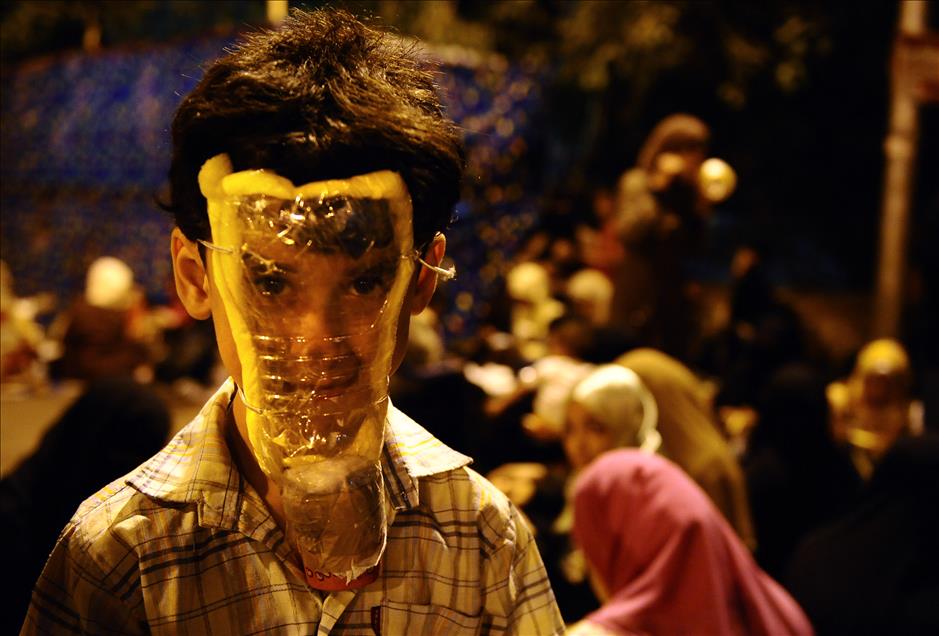 Darbe karşıtı göstericiler, pet şişelerden gaz maskesi yapıyor