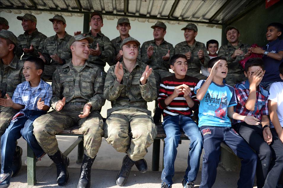 Gabar Dağı'nda Mehmetçik ile vatandaş kucaklaştı