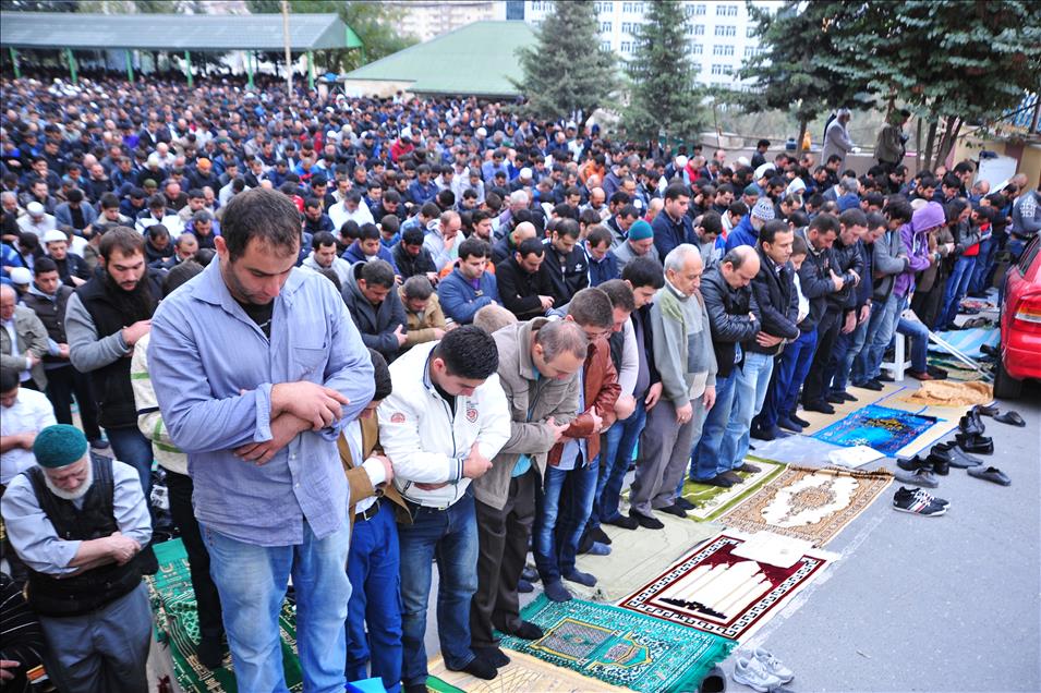 Bakü'de camiler doldu taştı