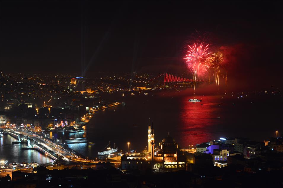 İstanbul Boğazı'nda Havai Fişek Gösterisi