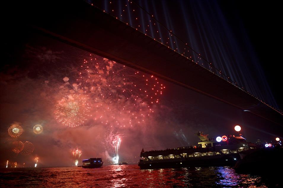 İstanbul Boğazı'nda Işık ve Havai Fişek Gösterisi