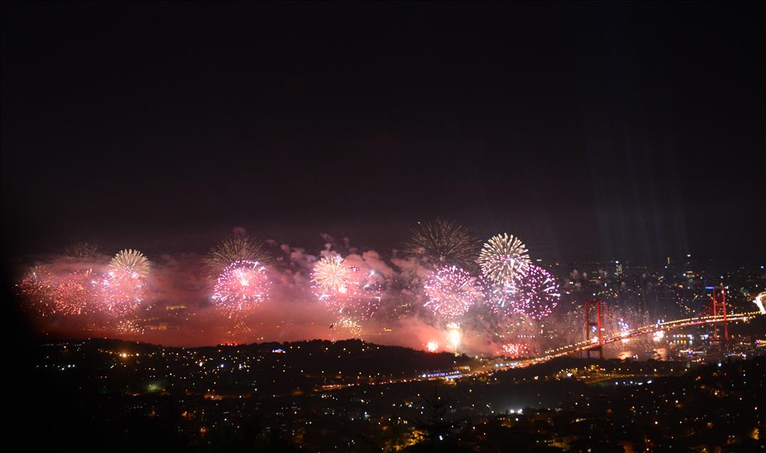 İstanbul Boğazı'nda Işık ve Havai Fişek Gösterisi