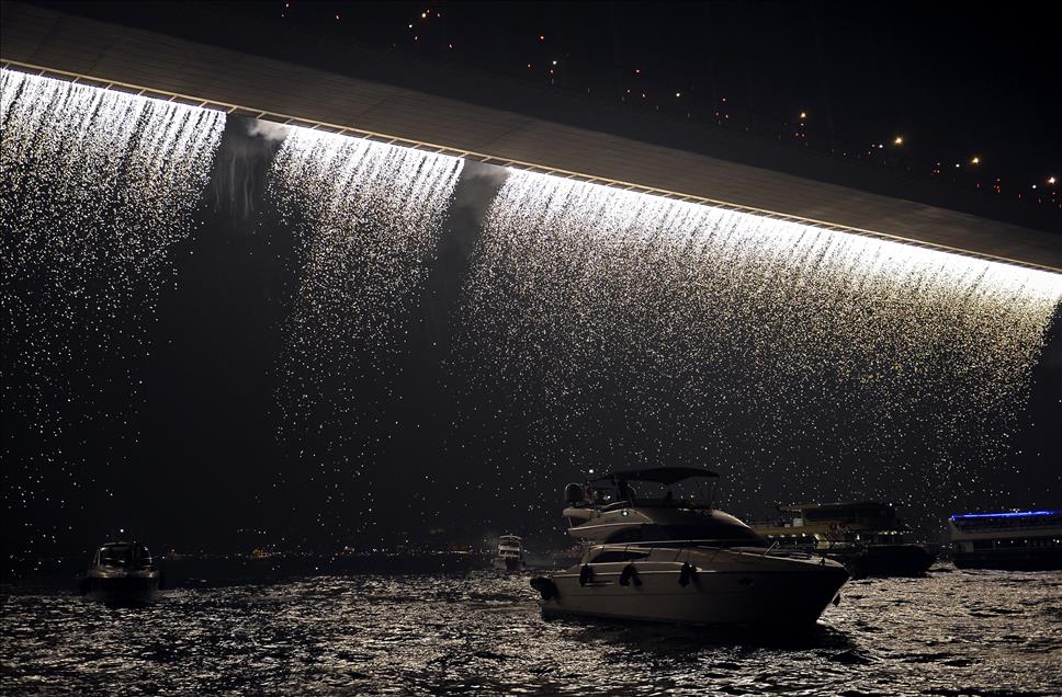 İstanbul Boğazı'nda Işık ve Havai Fişek Gösterisi