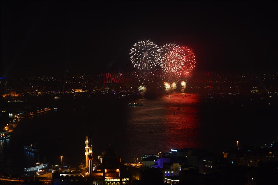İstanbul Boğazı'nda Havai Fişek Gösterisi