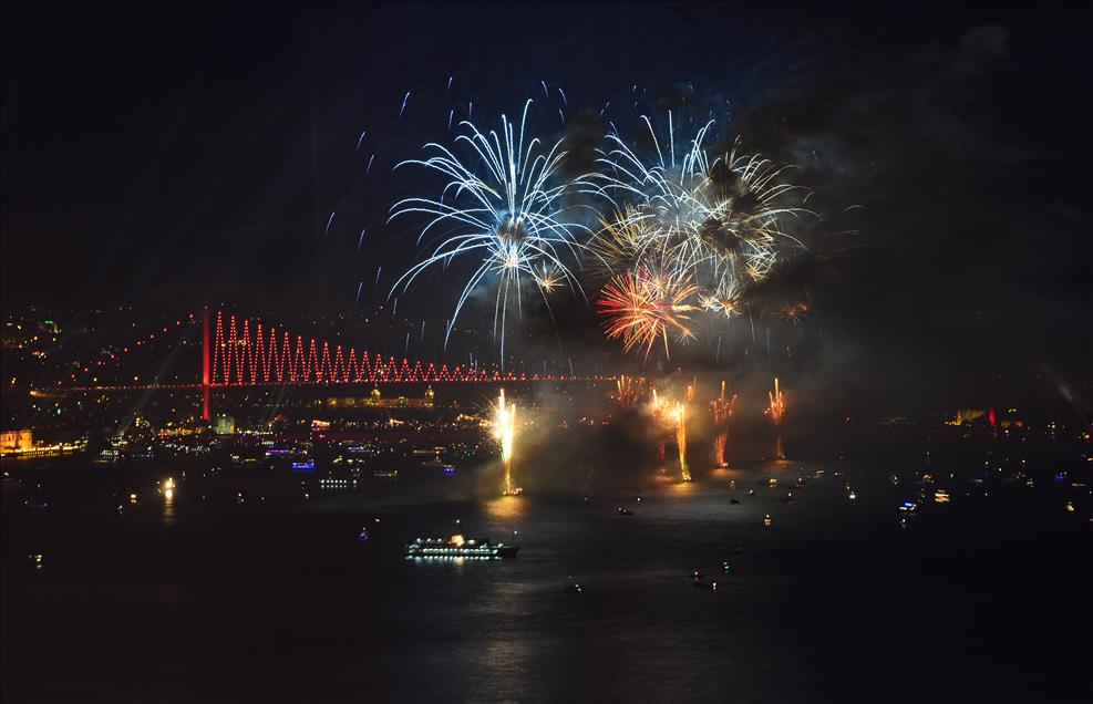 İstanbul Boğazı'nda Havai Fişek Gösterisi