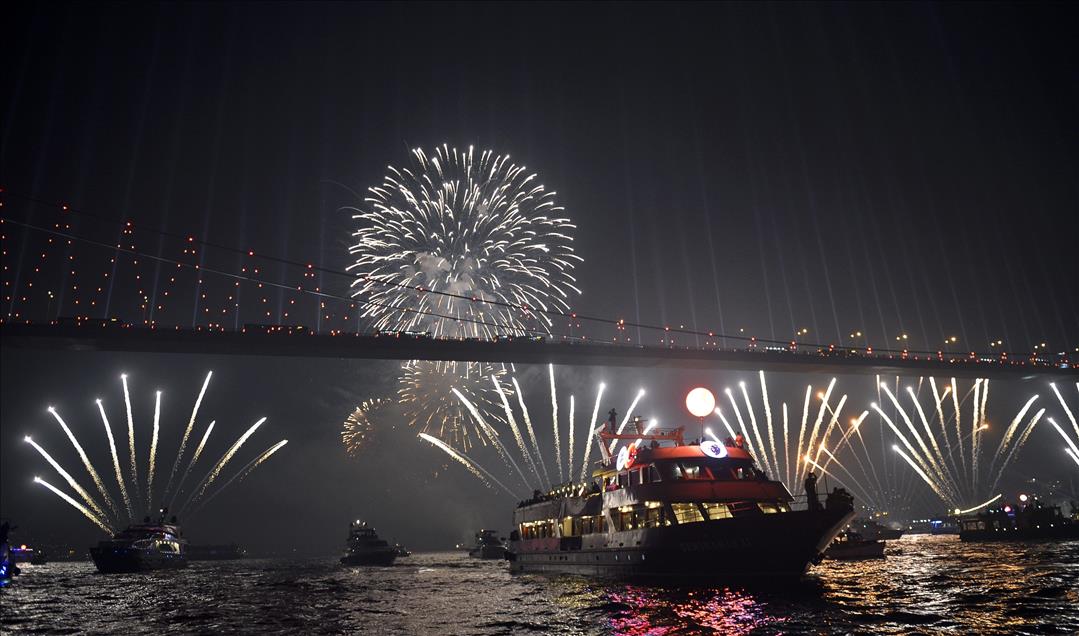 İstanbul Boğazı'nda Işık ve Havai Fişek Gösterisi