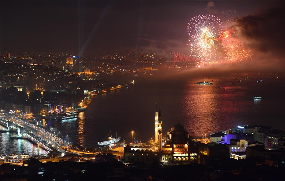 İstanbul Boğazı'nda Havai Fişek Gösterisi