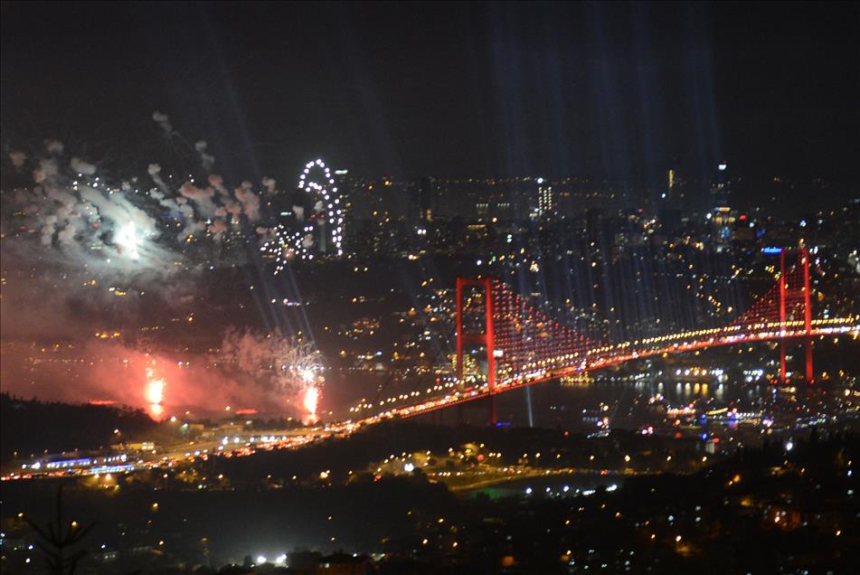 İstanbul Boğazı'nda Işık ve Havai Fişek Gösterisi