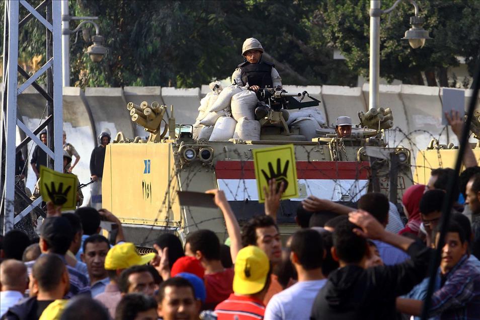 Mısır'da "Halkın iradesi yargılanıyor" gösterileri