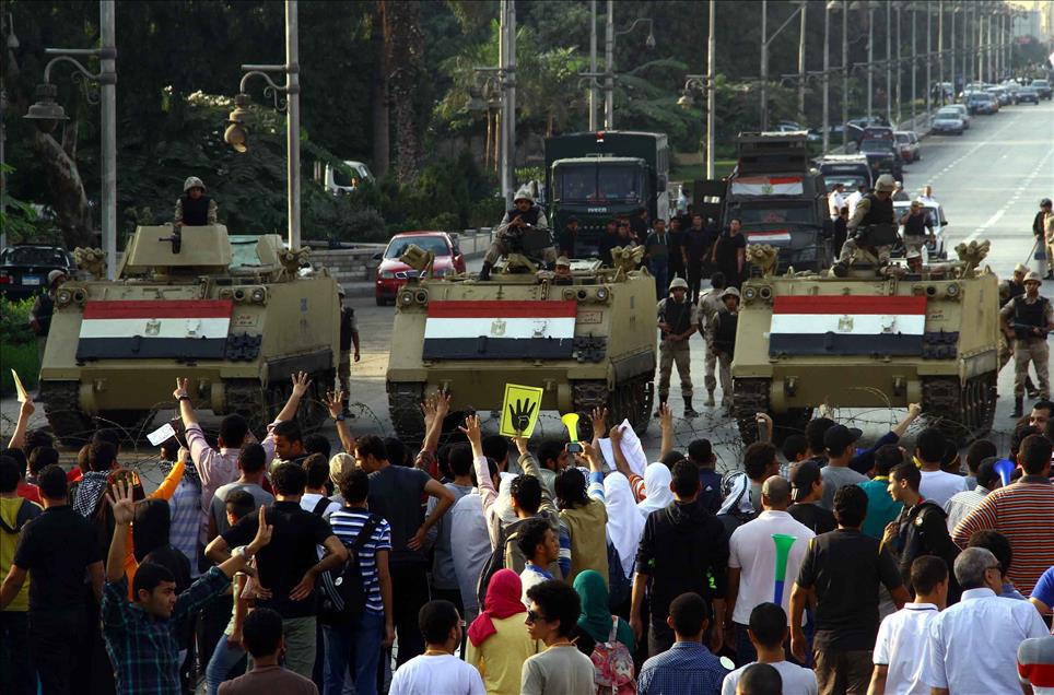 Mısır'da "Halkın iradesi yargılanıyor" gösterileri