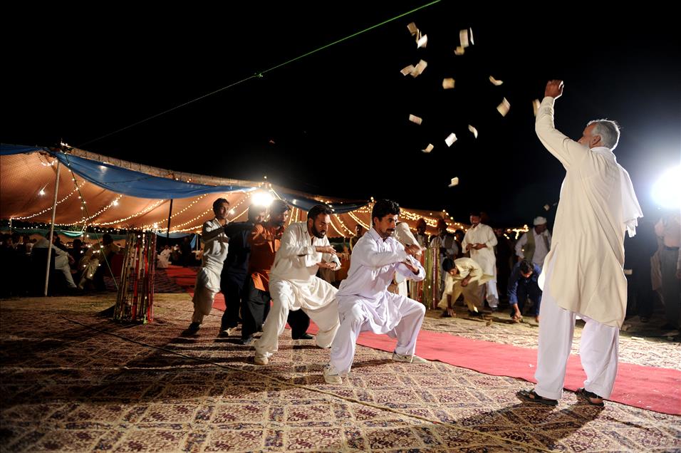 Atlar ve İnsanların dansı