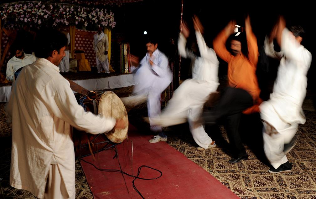 Atlar ve İnsanların dansı