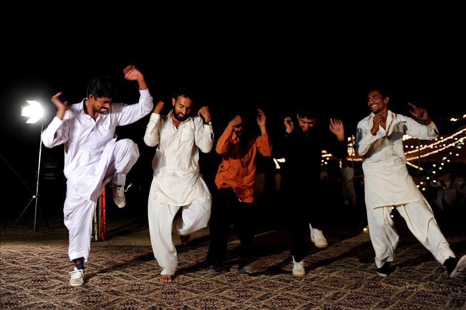 Atlar ve İnsanların dansı