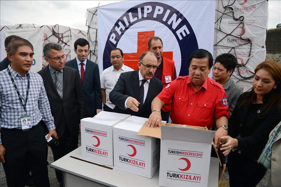 Kızılay Yardımları Filipinli yetkililere teslim edildi