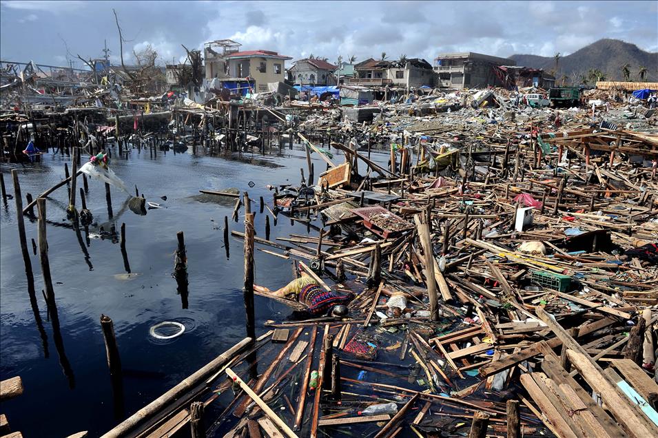 Tacloban şehri yaralarını sarmaya çalışıyor