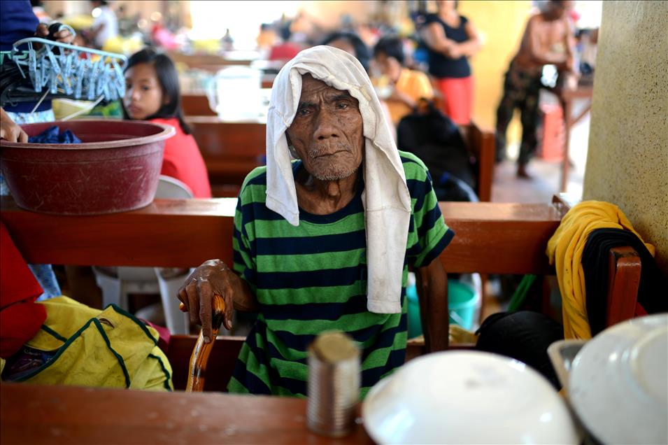 Tacloban şehri yaralarını sarmaya çalışıyor