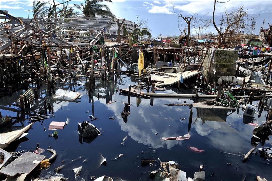 Tacloban şehri yaralarını sarmaya çalışıyor