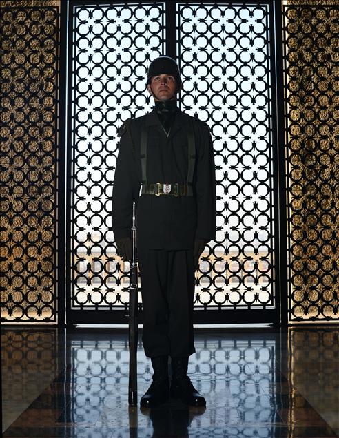 Anıtkabir'in "heykel" askerleri