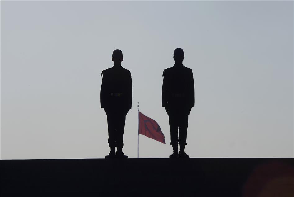 Anıtkabir'in "heykel" askerleri