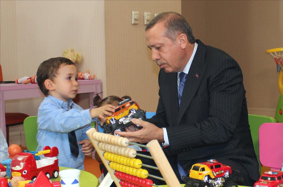 Başbakan Erdoğan, AK Parti Genel Merkezi'nde çocuk oyun alanını gezdi