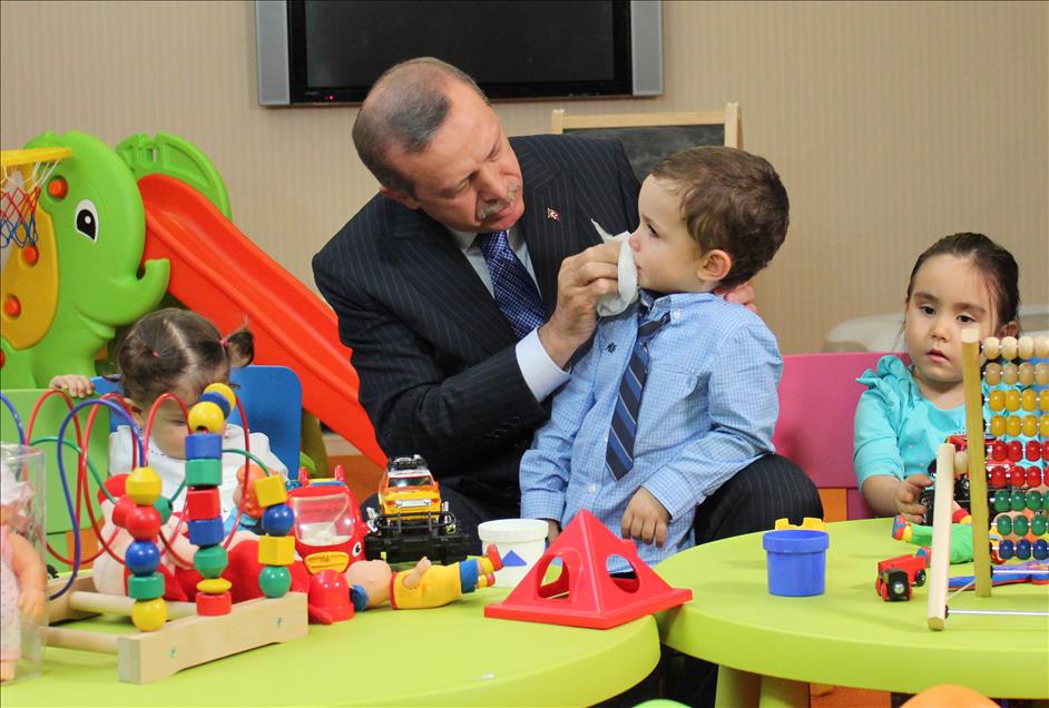 Başbakan Erdoğan, AK Parti Genel Merkezi'nde çocuk oyun alanını gezdi