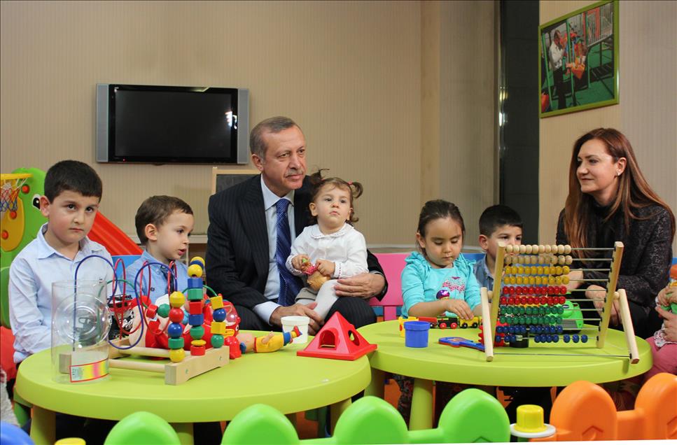 Başbakan Erdoğan, AK Parti Genel Merkezi'nde çocuk oyun alanını gezdi