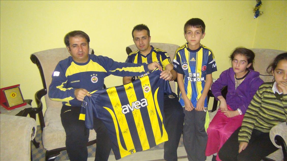 Dişlerini bile sarı lacivert kaplattı