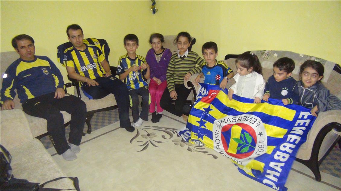 Dişlerini bile sarı lacivert kaplattı