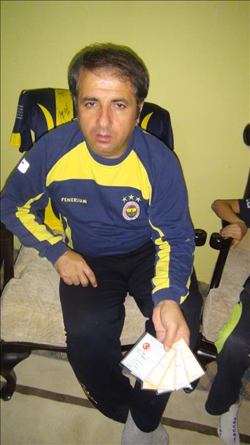 Dişlerini bile sarı lacivert kaplattı