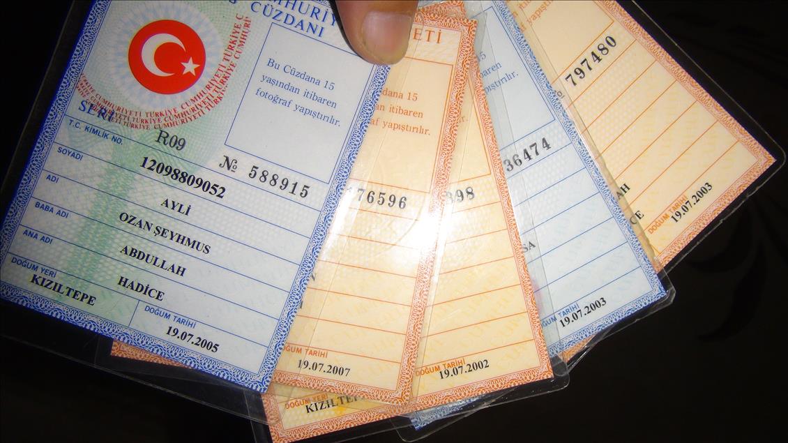 Dişlerini bile sarı lacivert kaplattı