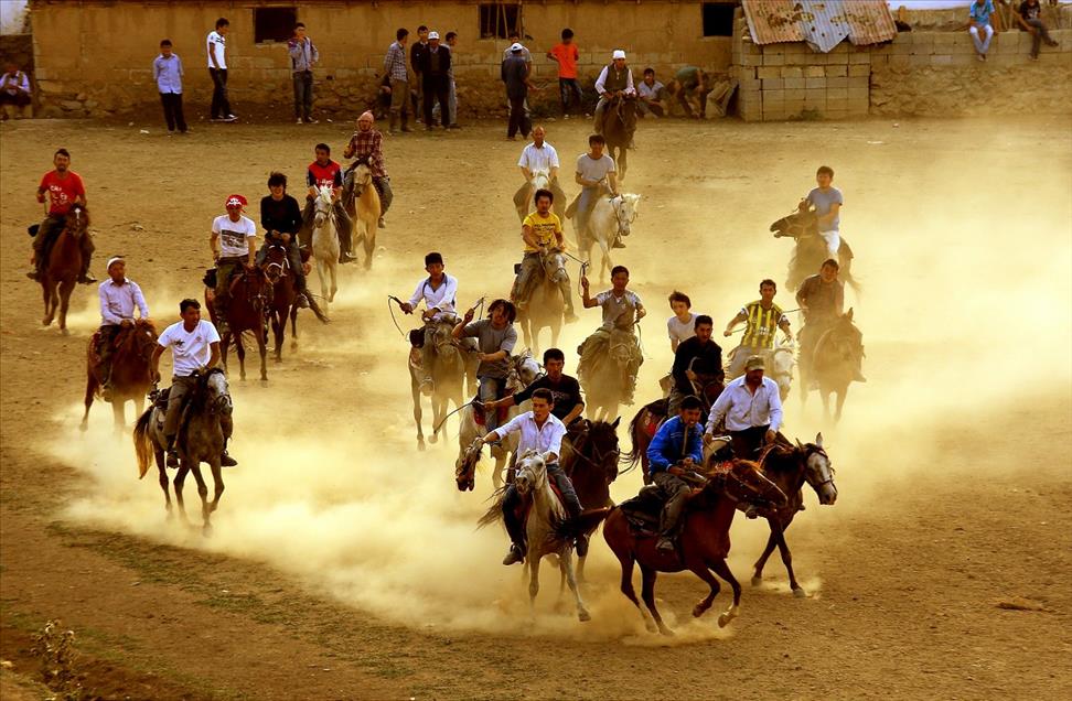 Kırgızların renkli düğün geleneği
