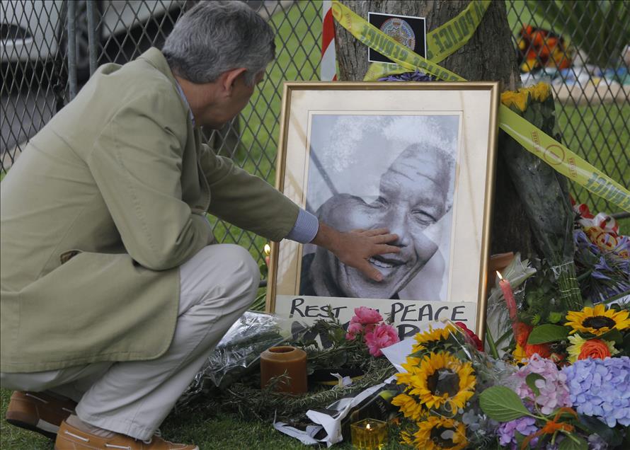 Nelson Mandela hayatını kaybetti