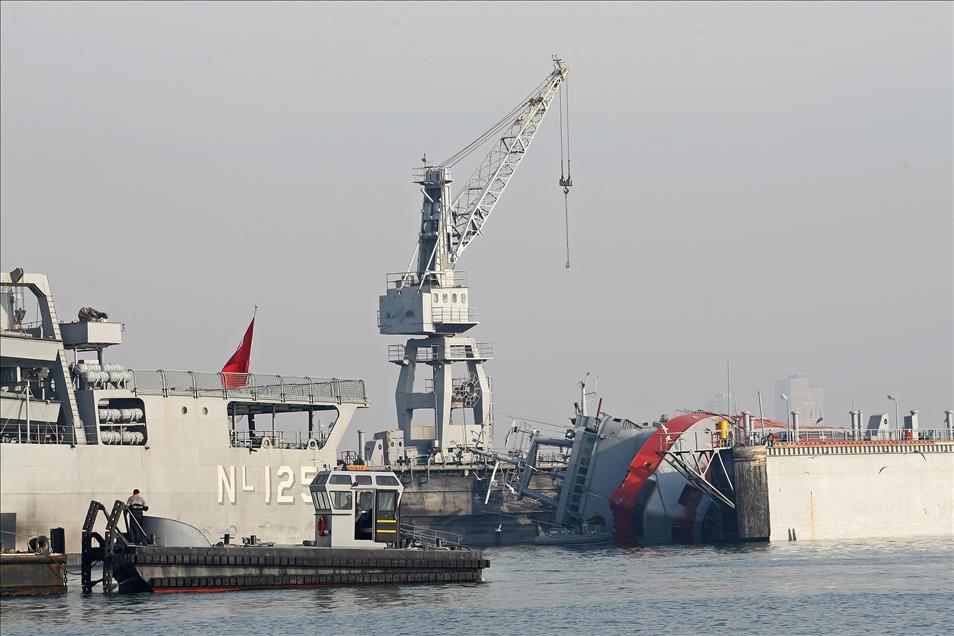 İzmir'de romörkör yan yattı