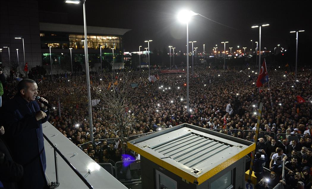 Başbakan Erdoğan, Atatürk Havalimanı'nda halka seslendi