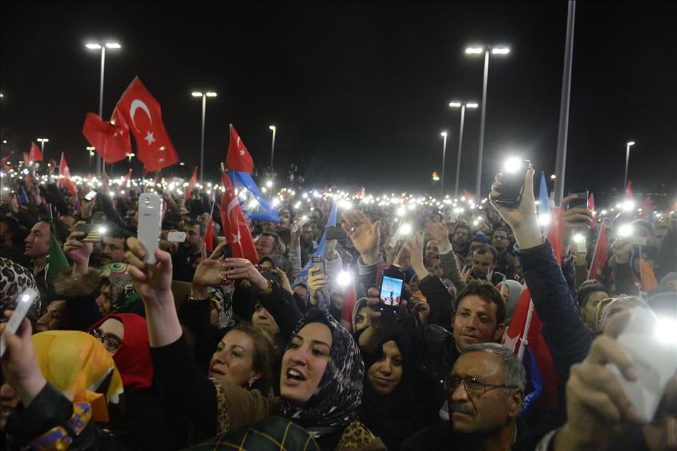 Başbakan Erdoğan, Atatürk Havalimanı'nda halka seslendi
