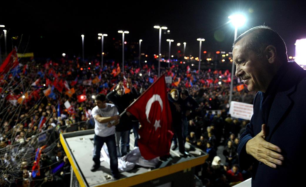 Başbakan Erdoğan, Atatürk Havalimanı'nda halka seslendi