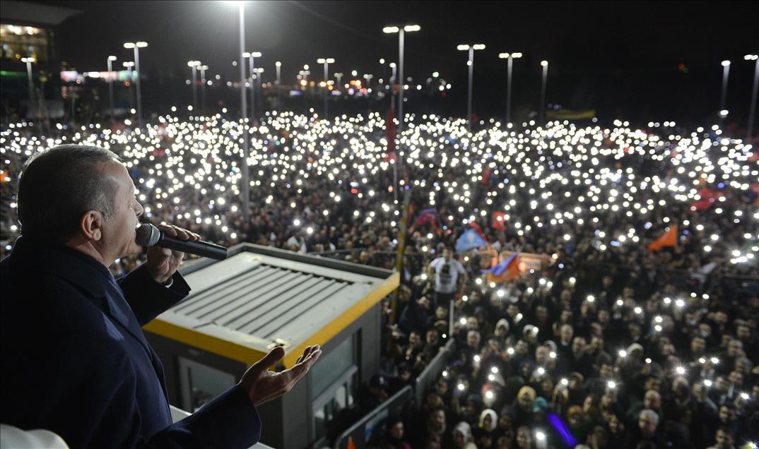 Başbakan Erdoğan, Atatürk Havalimanı'nda halka seslendi