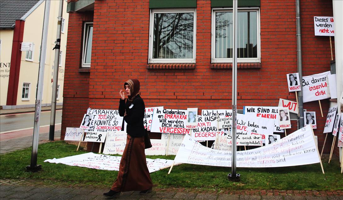 Türk gencini öldüren Alman polisine protesto