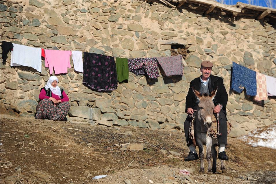 Zorluklarına rağmen köy hayatından memnunlar