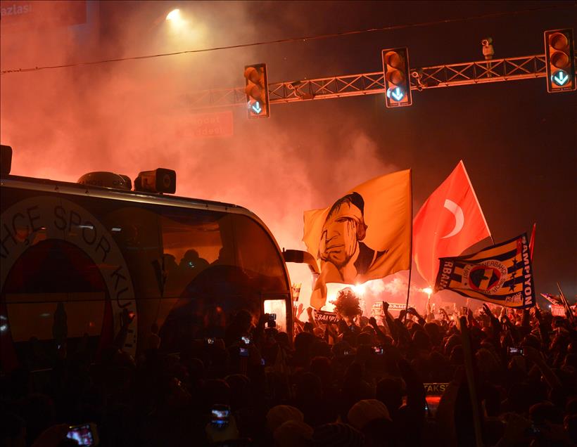 Aziz Yıldırım'a çoşkulu karşılama